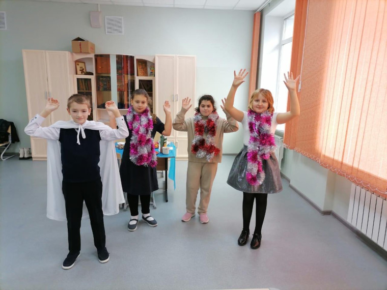 Новогодний празднк в начальной школе.